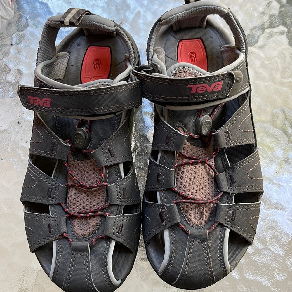 Teva women’s 6 gray